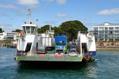 Poole, Dorset, İngiltere - Haziran 2021: Poole Limanı 'nın dar ağızından geçen feribot zinciri Swanage ile Poole' a katılıyor. Feribot, ağır zincirlerle kanalı geçer..