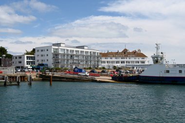 Poole, Dorset, İngiltere - Haziran 2021: Poole Limanı 'nın dar ağızından geçen feribot zinciri Swanage ile Poole' a katılıyor. Feribot, ağır zincirlerle kanalı geçer..