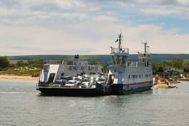 Poole, Dorset, İngiltere - Haziran 2021: Poole Limanı 'nın dar ağızından geçen feribot zinciri Swanage ile Poole' a katılıyor. Feribot, ağır zincirlerle kanalı geçer..