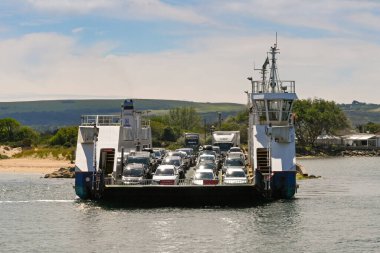Poole, Dorset, İngiltere - Haziran 2021: Poole Limanı 'nın dar ağızından geçen feribot zinciri Swanage ile Poole' a katılıyor. Feribot, ağır zincirlerle kanalı geçer..