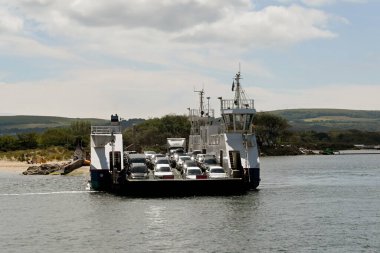 Poole, Dorset, İngiltere - Haziran 2021: Poole Limanı 'nın dar ağızından geçen feribot zinciri Swanage ile Poole' a katılıyor. Feribot, ağır zincirlerle kanalı geçer..