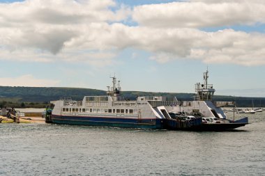 Poole, Dorset, İngiltere - Haziran 2021: Poole Limanı 'nın dar ağızından geçen feribot zinciri Swanage ile Poole' a katılıyor. Feribot, ağır zincirlerle kanalı geçer..