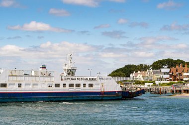 Poole, Dorset, İngiltere - Haziran 2021: Poole Limanı 'nın dar ağızından geçen feribot zinciri Swanage ile Poole' a katılıyor. Feribot, ağır zincirlerle kanalı geçer..