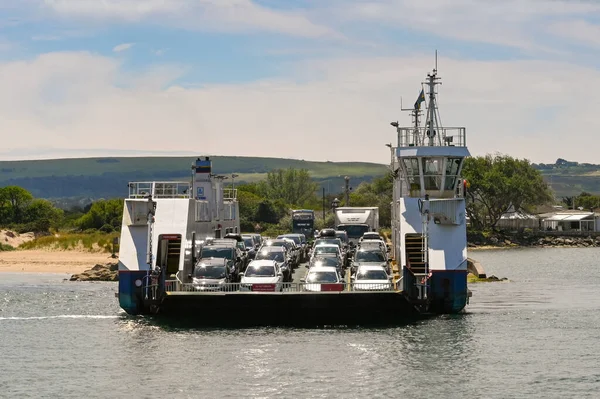 Poole, Dorset, İngiltere - Haziran 2021: Poole Limanı 'nın dar ağızından geçen feribot zinciri Swanage ile Poole' a katılıyor. Feribot, ağır zincirlerle kanalı geçer..
