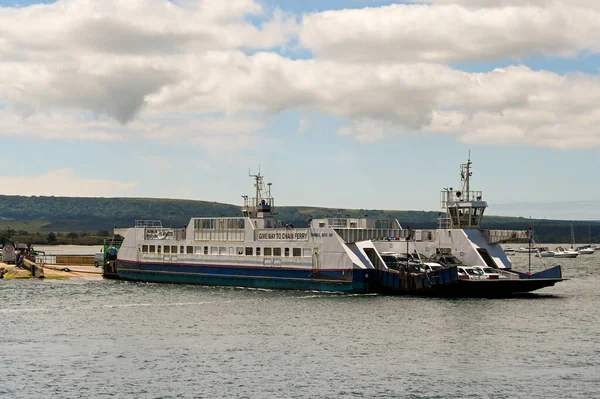 Poole, Dorset, İngiltere - Haziran 2021: Poole Limanı 'nın dar ağızından geçen feribot zinciri Swanage ile Poole' a katılıyor. Feribot, ağır zincirlerle kanalı geçer..