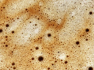 Sıcak köpüklü kahvenin tepesindeki baloncuğun yakın görüntüsü. Kimse yok..