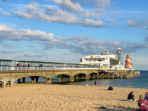 英国多塞特郡伯恩茅斯 2021年6月 博伦茅斯海滩黄昏时分的码头和游乐场 — 图库照片