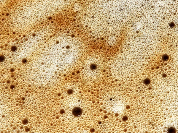 Sıcak köpüklü kahvenin tepesindeki baloncuğun yakın görüntüsü. Kimse yok..