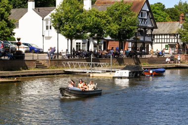 Chester, Cheshire, İngiltere - Temmuz 2021: Chester 'ın merkezinden geçen Dee Nehri' ndeki küçük kiralık bir teknede yaşayan insanlar