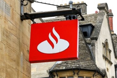 Oxford, İngiltere - Haziran 2021: Santander Bank 'ın bir şubesinin girişinin ve toplum inşa etmenin üzerine imza atın.
