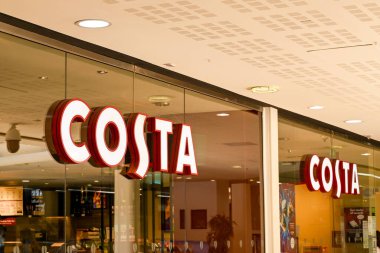 Chester, Cheshire, İngiltere - Temmuz 2021 Kosta Kahvesi 'nin bir şubesinin camlarında tabelalar