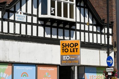 Chester, Cheshire, İngiltere - Temmuz 2021: Şehir merkezindeki boş bir perakende mağazasının önünde imza atın