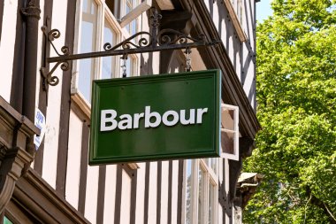 Chester, Cheshire, İngiltere - Temmuz 2021: Barbour 'un şehir merkezindeki bir şubesinin girişinin üstünü imzalayın