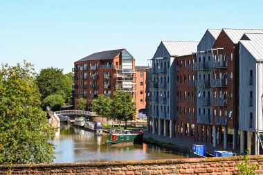 Chester, Cheshire, İngiltere - Temmuz 2021: Chester 'daki Shropshire Union kanalında dar kayıklara bakan yeni konut