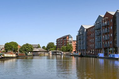Chester, Cheshire, İngiltere - Temmuz 2021: Chester 'daki Shropshire Union kanalında dar kayıklara bakan yeni konut