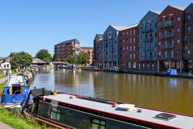 Chester, Cheshire, İngiltere - Temmuz 2021: Chester 'daki Shropshire Union kanalında dar kayıklara bakan yeni konut