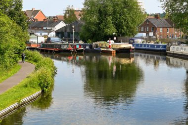 Newbury, Berkshire, İngiltere - Haziran 2021: Newbury 'nin merkezindeki Kennet ve Avon Kanalı' ndaki bir kanal havzasına demirlemiş yüzen yüzen evler.