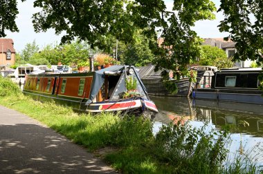 Newbury, Berkshire, İngiltere - Haziran 2021: Newbury 'nin merkezindeki Kennet ve Avon Kanalı' na demirlemiş yüzen ev.