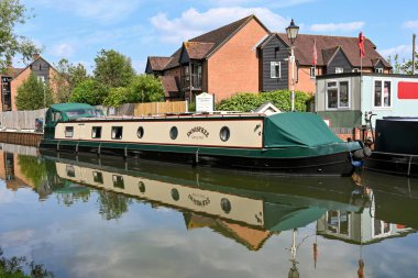 Newbury, Berkshire, İngiltere - Haziran 2021: Newbury 'nin merkezindeki Kennet ve Avon Kanalı' nda limana demirlemiş yüzen yüzen evler.