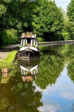 Newbury, Berkshire, İngiltere - Haziran 2021: Newbury şehir merkezine yakın Kennet ve Avon Kanalı 'ndaki bir marinada demirlemiş bir yüzen evin önü.