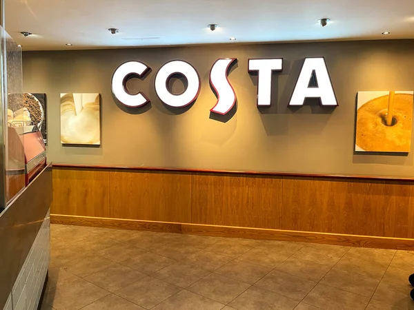 イングランドのスウィンドン 2021年6月 コスタコーヒーショップのコスタコーヒーチェーンの一角内の壁にサイン — ストック写真
