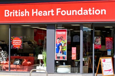 Chester, Cheshire, İngiltere - Temmuz 2021: Şehir merkezindeki British Heart Foundation yardım dükkanının önünde imza atın