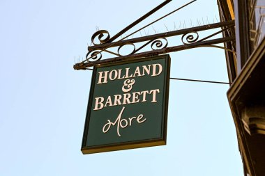 Chester, Cheshire, İngiltere - Temmuz 2021: Hollanda ve Barrett Sağlıklı Gıda zincirinin bir şubesinin girişinde asılı işaret.