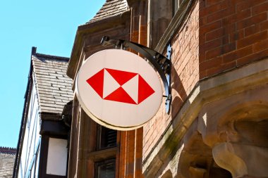 Chester, Cheshire, İngiltere - Temmuz 2021: Şehir merkezindeki HSBC Bank şubesinin girişinin üstünü imzalayın