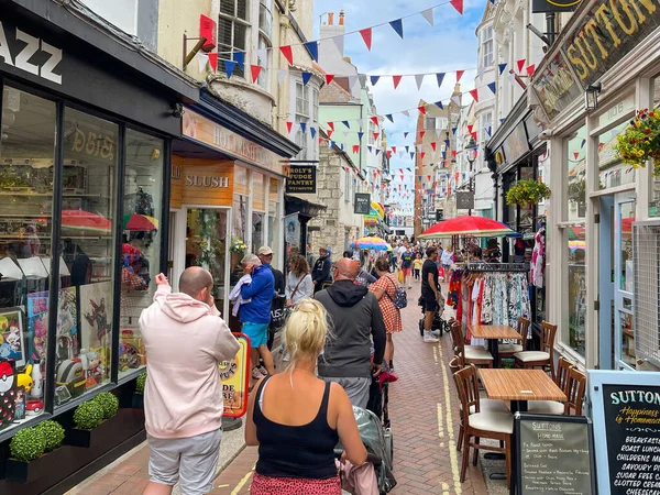 Weymouth Anglie Červenec 2021 Lidé Procházející Úzkou Nákupní Ulicí Centru — Stock fotografie