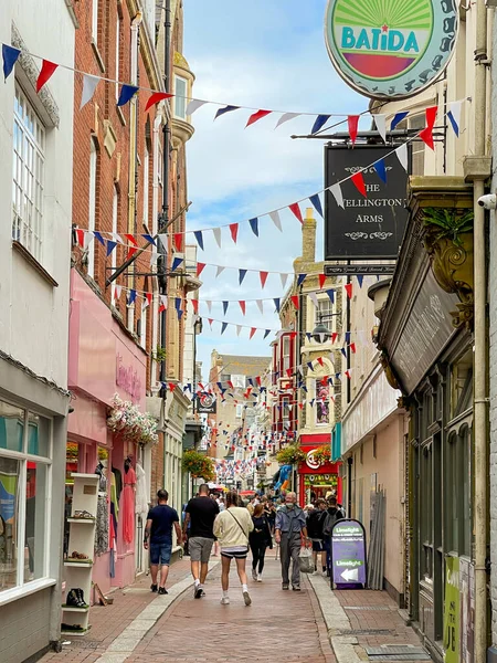 Weymouth Anglie Červenec 2021 Lidé Procházející Úzkou Nákupní Ulicí Centru — Stock fotografie