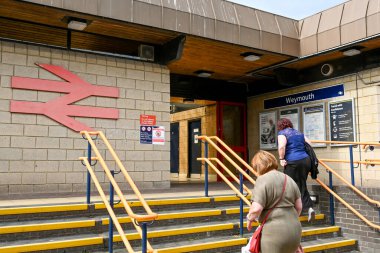 Weymouth, İngiltere - Temmuz 2021: İnsanlar kentin tren istasyonuna girmek için basamakları tırmanıyor