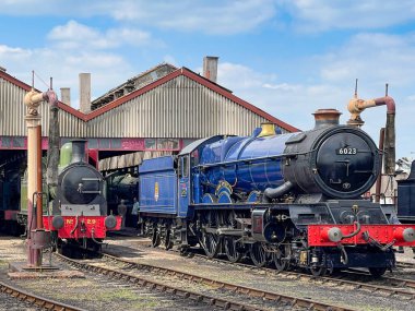 Didcot, Oxfordhsire, İngiltere - Haziran 2021: Didcot Buhar Demiryolu Merkezi 'nin dışındaki buhar makineleri