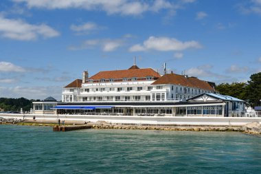 Poole, Dorset, İngiltere - Haziran 2021: Poole Limanı 'nın girişinin yanındaki Sandbanks sahilinde Haven Oteli