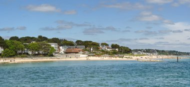 Poole, Dorset, İngiltere - Haziran 2021: Poole Limanı girişinin yanındaki kumsalda ve sahil kenarında