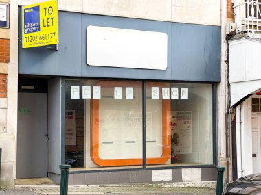 Bournemouth, Dorset, İngiltere - Haziran 2021: Bournemouth şehir merkezindeki bir perakende mağazası kapandıktan sonra boş dükkan