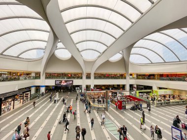 Birmingham, İngiltere - Temmuz 2021: Birmingham New Street tren istasyonunun bekleme salonu ve alışveriş meydanındaki insanlar. İstasyon aynı zamanda Grand Central olarak da bilinir.