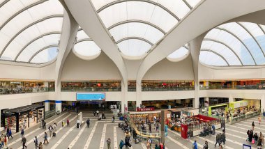 Birmingham, İngiltere - Temmuz 2021: Birmingham New Street tren istasyonunun bekleme salonu ve alışveriş meydanındaki insanlar. İstasyon aynı zamanda Grand Central olarak da bilinir.