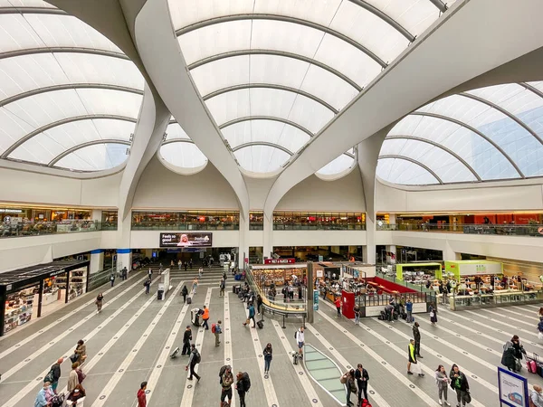 英格兰伯明翰 2021年7月 伯明翰新街火车站大堂和购物中心内的人 车站也被称为中央车站 — 图库照片