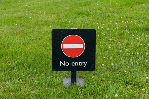 Entry Sign Standing Grass People Copy Space — Stock Photo, Image
