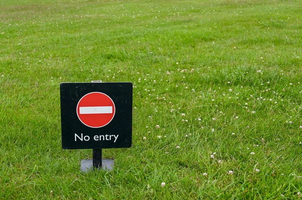 Entry Sign Standing Grass People Copy Space Right — Stock Photo, Image