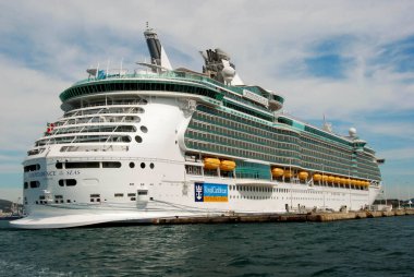 Toulon, Fransa - Eylül 2011: Denizlerin Bağımsızlığı adlı yolcu gemisi Fransa 'nın güneyindeki Toulon limanında demirledi. Gemi Kraliyet Karayip hattı tarafından işletiliyor..