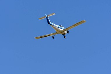 Cardiff, Wales - Haziran 2018: Açık mavi gökyüzüne karşı izole edilmiş küçük sabit kanatlı hafif uçak. 