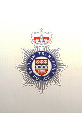 Londra, İngiltere - Haziran 2018: Bir devriye aracının yanındaki İngiliz Ulaştırma Polisi 'nin rozetine yakından bakın.