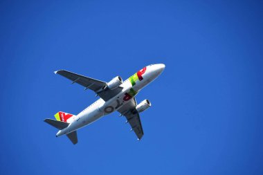 Madeira, Portekiz - Şubat 2016: Airbus A319 uçağı Portekizli TAP tarafından kullanıldı