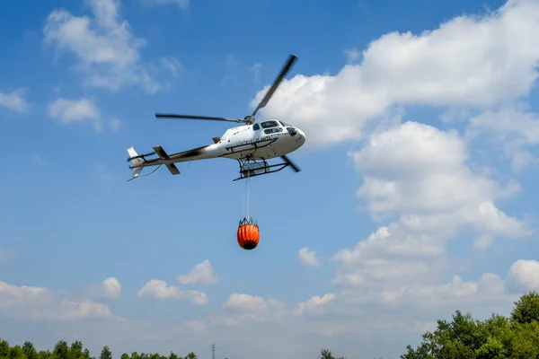Pontypridd Wales 2018 Július Helikoptert Használnak Fűtüzek Elleni Harchoz Alatta — Stock Fotó