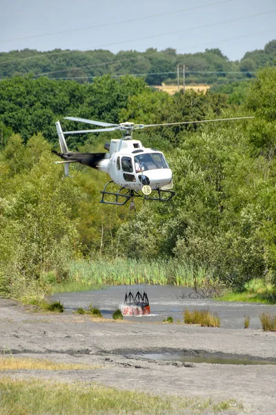 Pontypridd Wales 2018 Július Helikoptert Használnak Füves Tüzek Elleni Harchoz — Stock Fotó