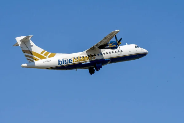 威尔士加的夫 2018年6月 总部位于海峡群岛的Blue Islands航空公司运营的Atr42涡轮螺旋桨飞机从加的夫机场起飞 — 图库照片