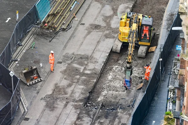 2021年8月 英国伯明翰 空中看到一辆机械挖掘机在市中心的一条街道上挖掘道路和电车轨道 — 图库照片