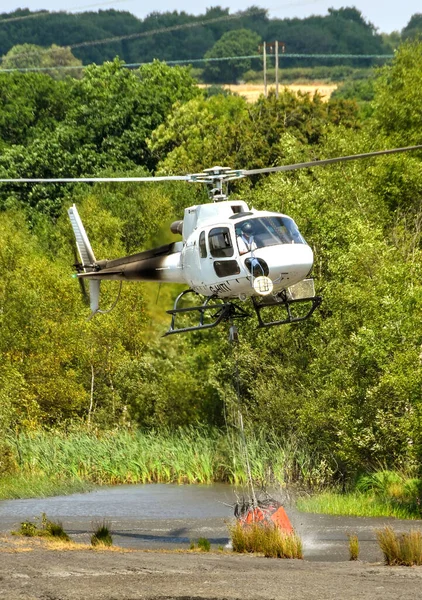 Pontypridd Wales 2018 Július Helikoptert Használnak Füves Tüzek Elleni Harchoz — Stock Fotó