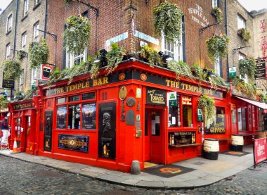 Dublin, İrlanda - Şubat 2018: Şehir merkezindeki ünlü bir bar olan The Temple Bar 'ın dış görünümü
